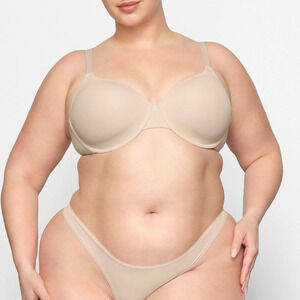 NWT Skims Fits Everybody T Shirt Demi Bra